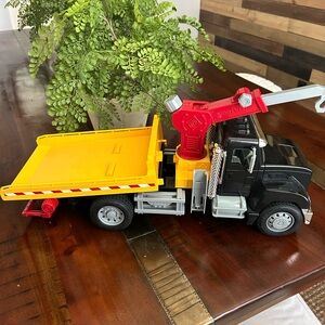 Children’s tow truck with flat bed